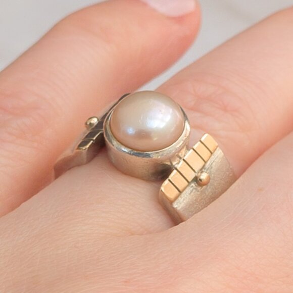 Modernist Sterling Wide-Band Pearl Ring, Two-Tone, Size 6.75 (Silpada catalog) - Picture 9 of 10